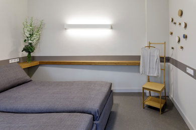 Imagen de dormitorio principal escandinavo de tamaño medio sin chimenea con paredes blancas, suelo de linóleo y suelo beige