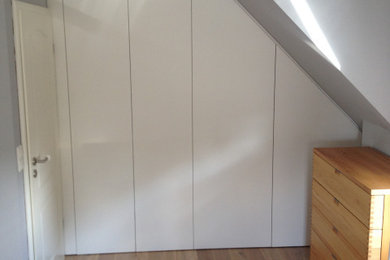 Modernes Hauptschlafzimmer mit grauer Wandfarbe und braunem Holzboden in Hamburg