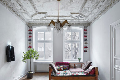 Imagen de dormitorio actual grande sin chimenea con paredes blancas y suelo de madera en tonos medios