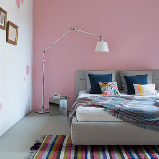 Modernes Schlafzimmer mit rosa Wandfarbe und grauem Boden in Berlin