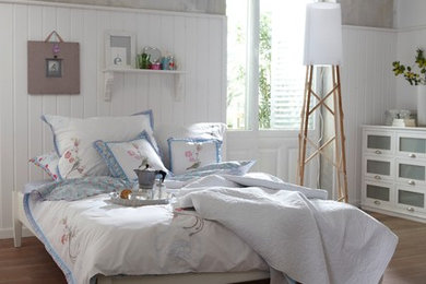 Inspiration for a cottage bedroom remodel in Hamburg