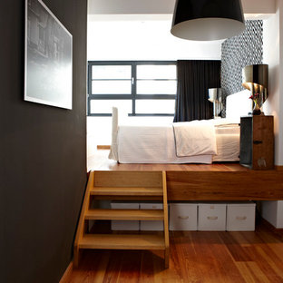 Diseño de dormitorio principal, nórdico, de tamaño medio, sin chimenea, con paredes negras y suelo de madera en tonos medios