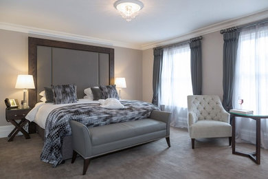 Foto de dormitorio principal actual de tamaño medio con paredes beige, moqueta y suelo beige