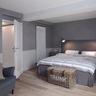 Mittelgroßes Maritimes Hauptschlafzimmer ohne Kamin mit blauer Wandfarbe, hellem Holzboden und beigem Boden in Bremen