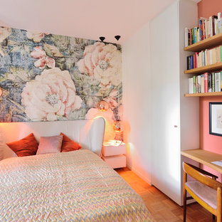 Kleines Retro Gästezimmer ohne Kamin mit weißer Wandfarbe, braunem Holzboden und braunem Boden in München