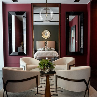 Modernes Schlafzimmer mit roter Wandfarbe, dunklem Holzboden und braunem Boden in Frankfurt am Main