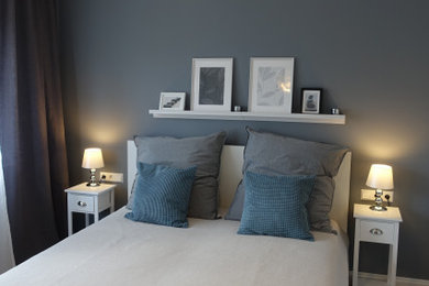 Modernes Schlafzimmer mit grauer Wandfarbe und Vinylboden in Stuttgart