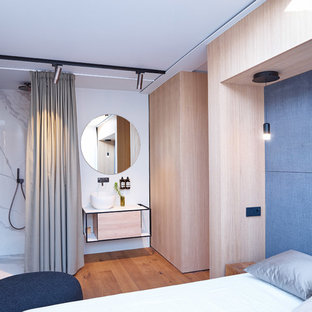 Mittelgroßes Modernes Hauptschlafzimmer ohne Kamin mit weißer Wandfarbe, braunem Holzboden und braunem Boden in Stuttgart