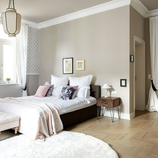 Mittelgroßes Klassisches Schlafzimmer ohne Kamin, im Loft-Style mit beiger Wandfarbe, braunem Holzboden und beigem Boden in Berlin