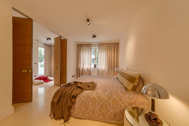 Modelo de dormitorio actual sin chimenea con paredes beige