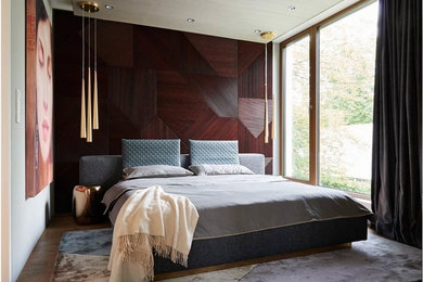 Modelo de dormitorio principal ecléctico de tamaño medio con paredes blancas, suelo de madera oscura y suelo marrón