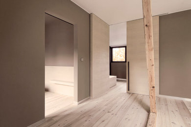 Diseño de dormitorio principal escandinavo pequeño con suelo de madera clara