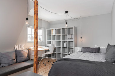 Großes Modernes Hauptschlafzimmer ohne Kamin mit grauer Wandfarbe, braunem Holzboden und braunem Boden in Frankfurt am Main