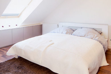 デュッセルドルフにあるトラディショナルスタイルのおしゃれな寝室のレイアウト