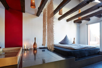Asiatisches Schlafzimmer mit weißer Wandfarbe und Porzellan-Bodenfliesen in Stuttgart