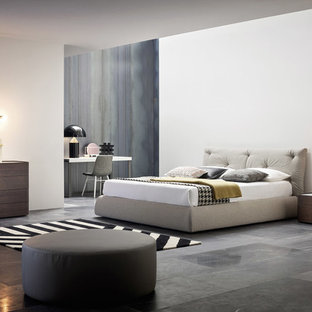 Imagen de dormitorio principal, moderno, grande, sin chimenea, con paredes blancas, suelo gris, suelo de mármol y marco de chimenea de hormigón