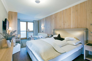 ハノーファーにある巨大なコンテンポラリースタイルのおしゃれな主寝室 (白い壁、濃色無垢フローリング、暖炉なし、茶色い床) のレイアウト