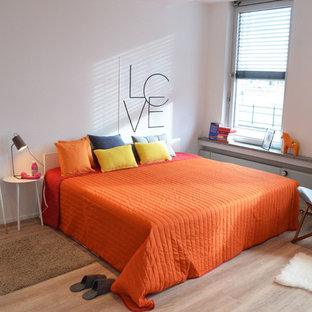 Mittelgroßes Nordisches Gästezimmer ohne Kamin mit weißer Wandfarbe, hellem Holzboden und beigem Boden in München