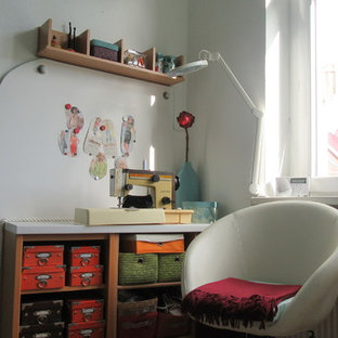 Ejemplo de dormitorio principal, bohemio, de tamaño medio, con paredes verdes, suelo de corcho y suelo marrón