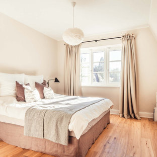 Großes Modernes Hauptschlafzimmer ohne Kamin mit rosa Wandfarbe, hellem Holzboden und braunem Boden in Hamburg