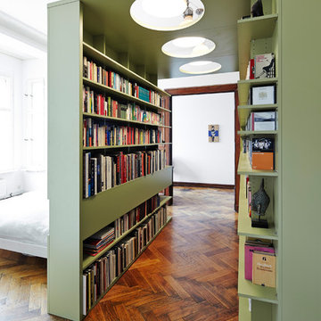 Durchgang mit Heimbibliothek