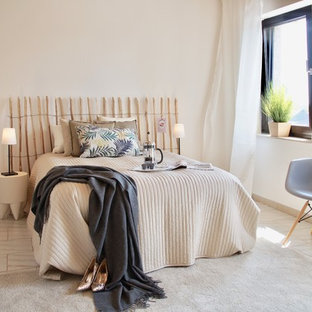 Mittelgroßes Maritimes Gästezimmer ohne Kamin mit beiger Wandfarbe und beigem Boden in Düsseldorf