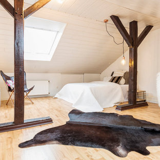 Mittelgroßes Skandinavisches Gästezimmer ohne Kamin mit weißer Wandfarbe, hellem Holzboden und beigem Boden in Sonstige