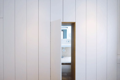 シュトゥットガルトにある中くらいなコンテンポラリースタイルのおしゃれな主寝室 (白い壁、無垢フローリング、茶色い床)