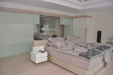 Großes Klassisches Schlafzimmer ohne Kamin mit beiger Wandfarbe und hellem Holzboden in Hamburg