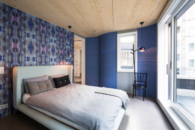 ミュンヘンにある中くらいなコンテンポラリースタイルのおしゃれな主寝室 (マルチカラーの壁、グレーの床) のインテリア