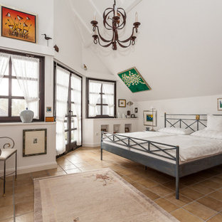 Klassisches Schlafzimmer mit weißer Wandfarbe, braunem Boden und gewölbter Decke in Köln