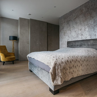 Mittelgroßes Modernes Hauptschlafzimmer ohne Kamin mit grauer Wandfarbe, braunem Holzboden und braunem Boden in Hamburg