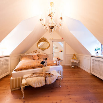 Elegantes Schlafzimmer mit Ankleideraum in Dachschräge