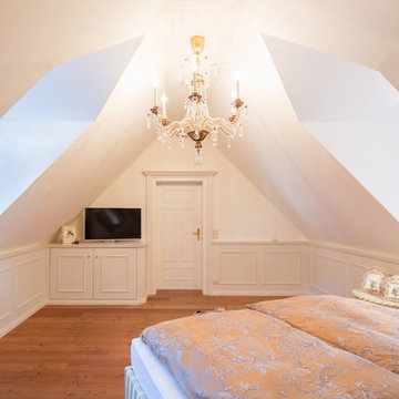 Elegantes Schlafzimmer mit Ankleideraum in Dachschräge