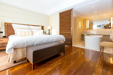 Großes Hauptschlafzimmer ohne Kamin mit weißer Wandfarbe, dunklem Holzboden und braunem Boden in Frankfurt am Main