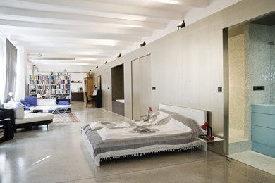 Großes Industrial Schlafzimmer im Dachboden ohne Kamin mit weißer Wandfarbe und Betonboden in Berlin