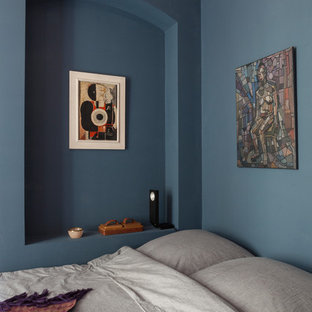 Kleines Skandinavisches Schlafzimmer mit blauer Wandfarbe in Berlin