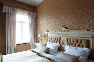 Klassisches Schlafzimmer mit brauner Wandfarbe in Leipzig