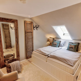 Mittelgroßes Uriges Hauptschlafzimmer ohne Kamin mit beiger Wandfarbe, hellem Holzboden und beigem Boden in Hannover
