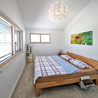 Mittelgroßes Modernes Hauptschlafzimmer ohne Kamin mit weißer Wandfarbe, Teppichboden und grauem Boden in München