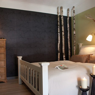 Foto de habitación de invitados campestre, de tamaño medio, con paredes negras y suelo vinílico