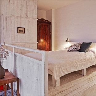 Mittelgroßes Skandinavisches Schlafzimmer im Loft-Style, ohne Kamin mit weißer Wandfarbe, hellem Holzboden und beigem Boden in Berlin
