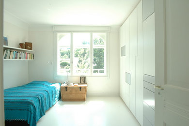 Diseño de habitación de invitados contemporánea con paredes blancas