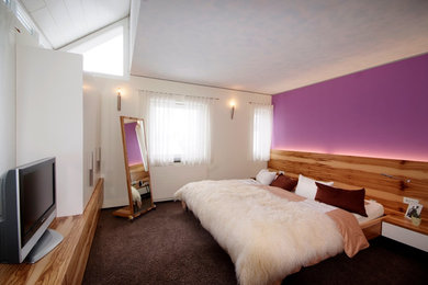 Inspiration for a medium sized contemporary master bedroom in Stuttgart with purple walls, carpet and brown floors.