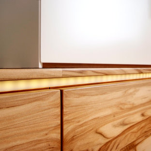 Imagen de dormitorio principal, contemporáneo, de tamaño medio, con paredes púrpuras, moqueta y suelo marrón