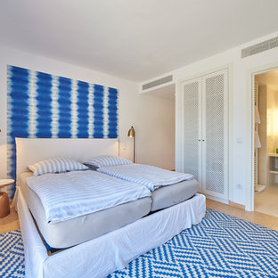 Foto de dormitorio principal, costero, con paredes blancas, suelo de baldosas de terracota y suelo beige