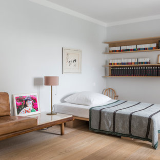 Großes Modernes Gästezimmer ohne Kamin mit weißer Wandfarbe, hellem Holzboden und beigem Boden in Hamburg