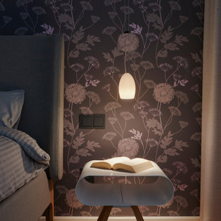 Modelo de dormitorio principal, de estilo zen, pequeño, con suelo de bambú y suelo beige