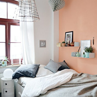 Modelo de dormitorio principal, actual, sin chimenea, con parades naranjas y moqueta
