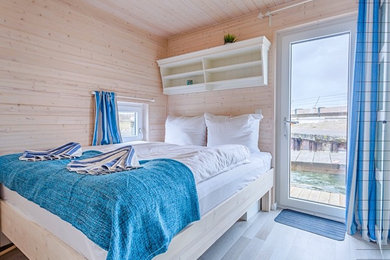 Maritimes Hauptschlafzimmer mit weißer Wandfarbe, Laminat und grauem Boden in Hamburg